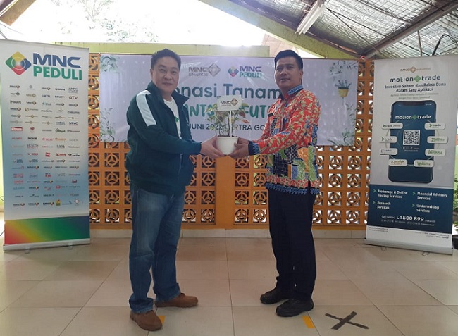 MNC Trade dan MNC Peduli Donasi 150 Pohon, Lurah Gondangdia: Bermanfaat untuk Penghijauan di Tengah Kota 