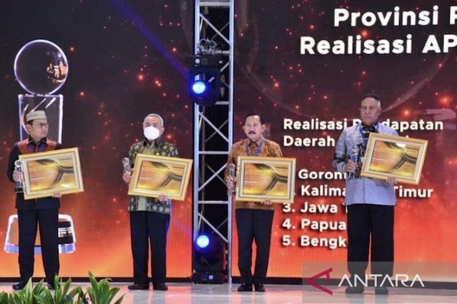 Realisasi PAD Rp10,22 Triliun, Provinsi Kaltim Raih Penghargaan Nasional dari Kemendagri