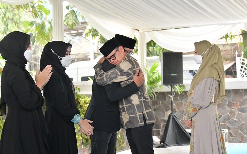 Peluk Ridwan Kamil, Bima Arya: Saya Merasakan Apa yang Beliau Rasakan Sebagai Ayah