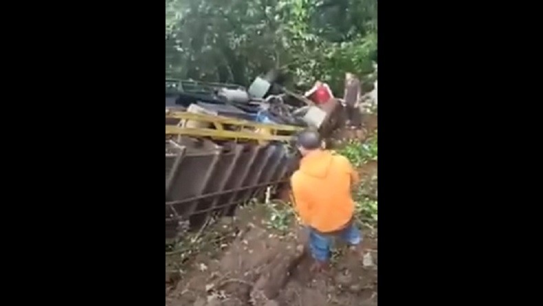Truk Bermuatan Rangka Besi di Mandailing Natal Terjun ke Jurang, Kernet Tewas Tergencet