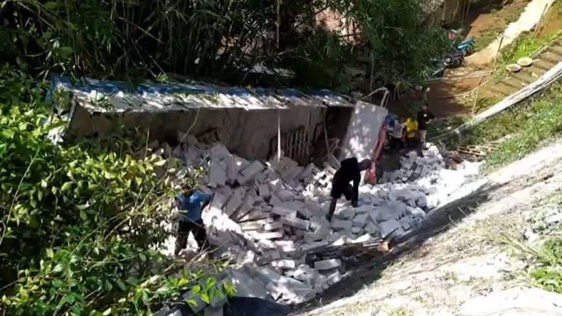 Ikuti Petunjuk Google Maps, Truk Tronton Terguling ke Jurang di Banjarnegara