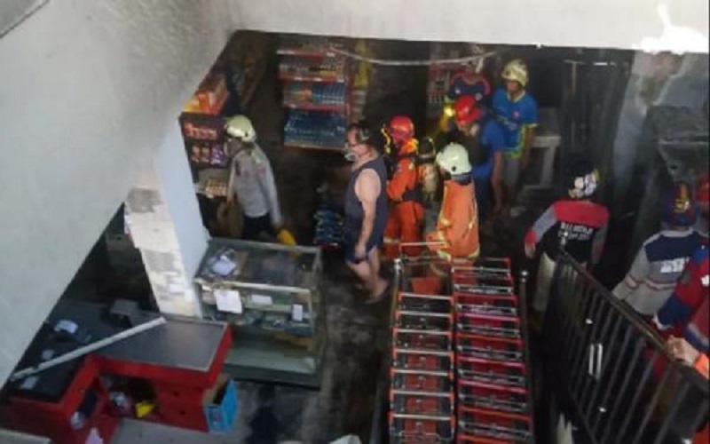 Aksi Heroik Petugas Damkar Samarinda Selamatkan 3 Penghuni Ruko Nyaris Tewas Terjebak Api 