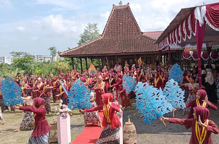 Wisuda 99 Siswa, SMK Kesehatan CSI Wates: Lulusan Siap Kerja dan Berwirausaha