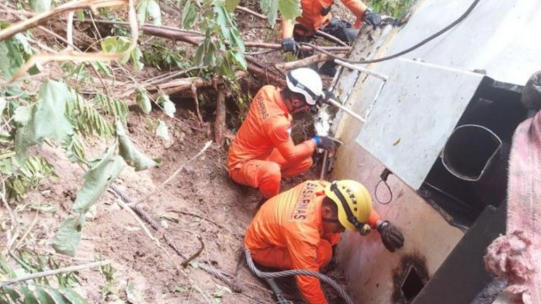 Truk Tangki Angkut CPO Terjun ke Jurang, Sopir Tewas Terjepit