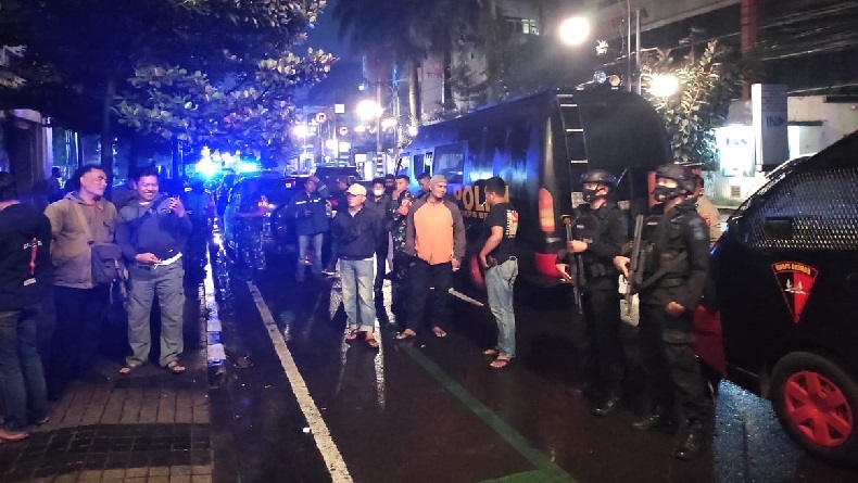Jibom Brimob Polda Jabar Evakuasi Benda Diduga AK 47 dan Bom di Asia Afrika Bandung