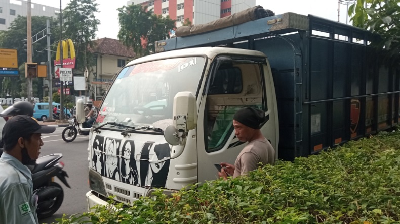 Hari Pertama Ganjil Genap di Salemba, Pengemudi Truk Kebingungan hingga Ditilang