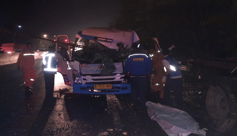 Bodi Samping Elf Terlepas akibat Hantam Truk Parkir di Tol Cipularang, 3 Tewas