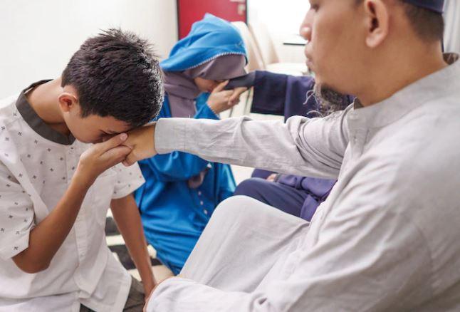 Cara Berbakti kepada Orang Tua Menurut Islam Lengkap dengan Dalil