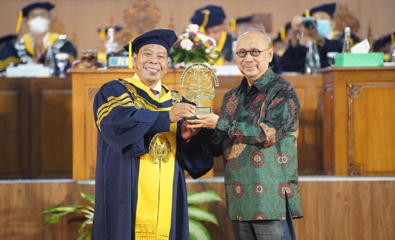 Dies Natalis ke-57, Unnes Beri Anugerah Konservasi ke Ebiet G Ade dan Nadiem Makarim