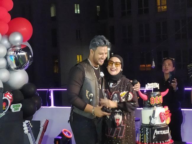 Ammar Zoni Ulang Tahun Hari Ini, Irish Bella Siapkan Surprise Party Bertema Rock 