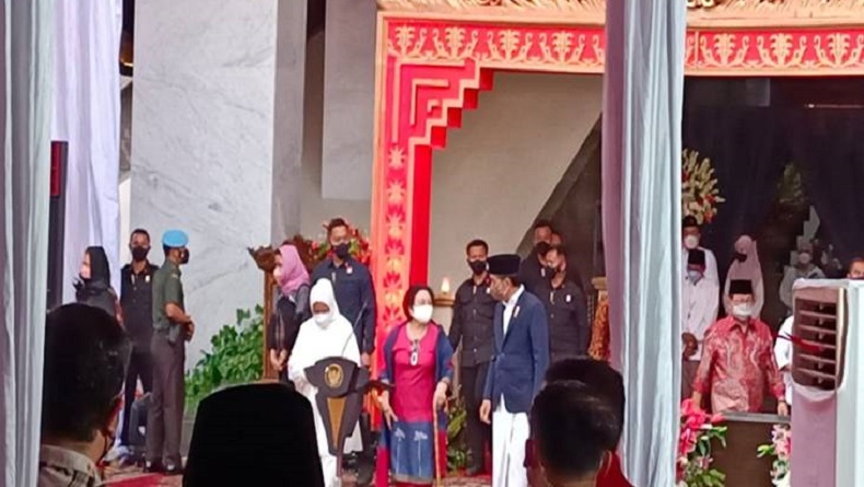 Saat Jokowi dan Iriana Mengapit Megawati di Peresmian Masjid At-Taufiq