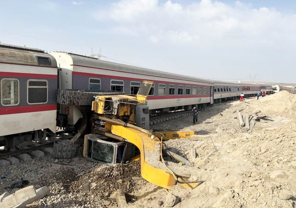 Kereta Api Tergelincir usai Tabrak Ekskavator, 17 Orang Tewas Puluhan Luka-Luka