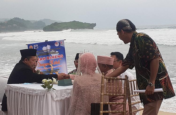 Unik, 6 Pasangan Pengantin Nikah Bareng di Tepi Pantai Krakal Gunungkidul