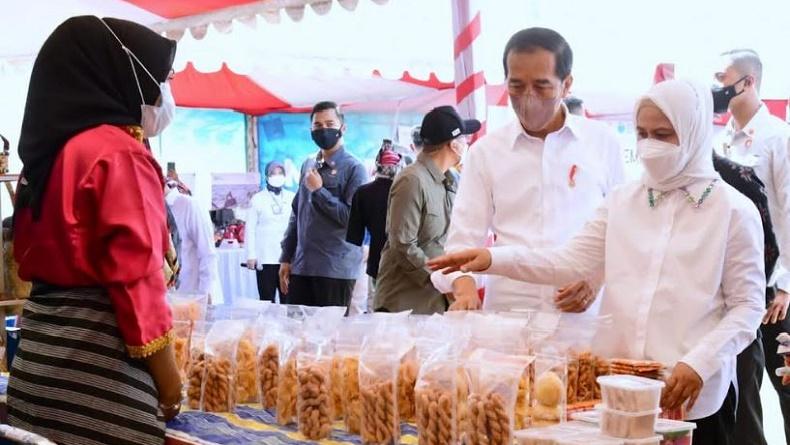 Jokowi dan Iriana Borong Habis Produk UMKM di Wakatobi, Pesan Khusus Abon Ikan Tuna
