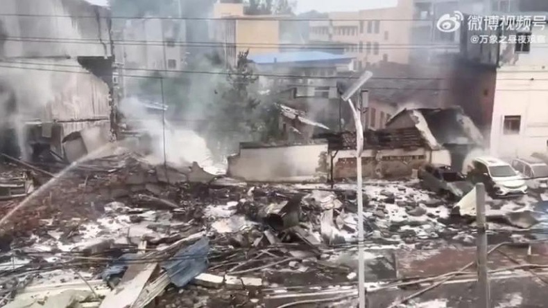 Pesawat Tempur China Jatuh, Sejumlah Rumah Warga Rusak Terbakar