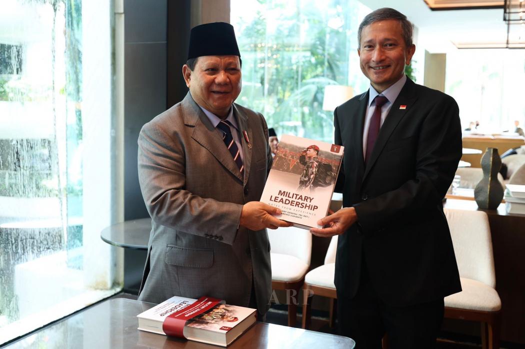 Ngopi dengan Menlu Singapura, Prabowo Hadiahkan Buku