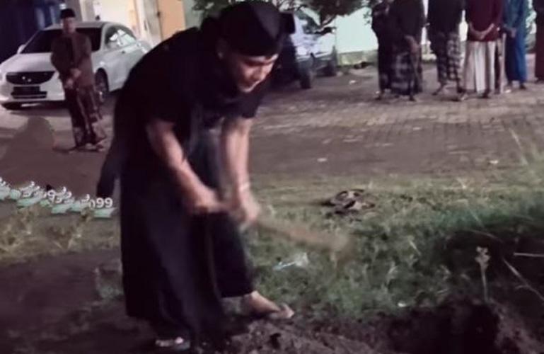 Penampakan Gus Miftah Gali Liang Lahat untuk KH Dimyati Rois
