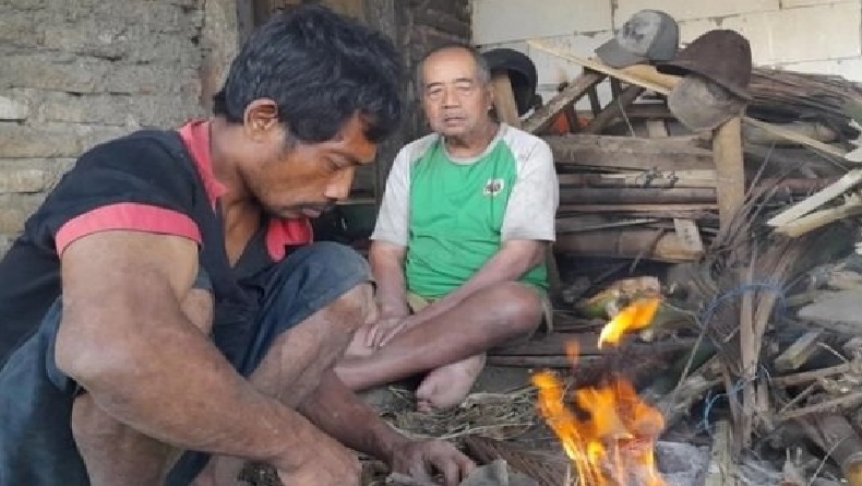 Kisah Pilu Abah Utay di Malangbong Garut, di Masa Tuanya Hidup Bersama Anak ODGJ