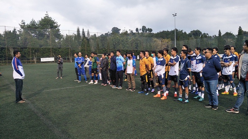 12 Tim Berlaga dalam Turnamen Sepak Bola Liga Expose IKA Polban di Lembang KBB