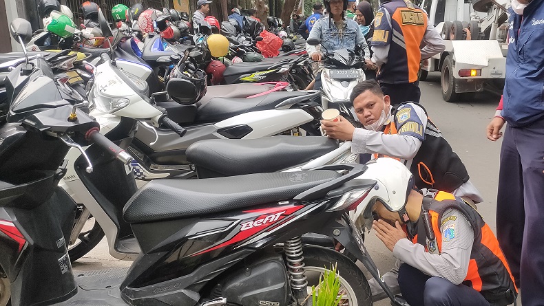 Ban Motornya Dikempiskan karena Parkir Liar di Sekitar Tebet Eco Park, Warga: Jadi Pelajaran