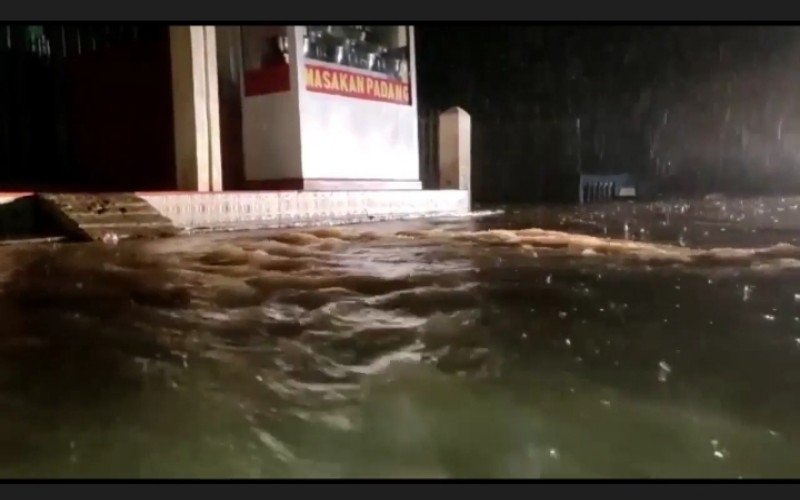 Hujan Lebat, Simpang Talang PALI Terendam Banjir