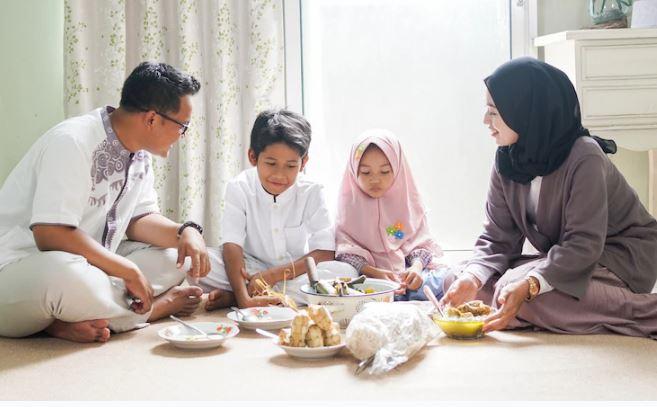 Kenapa Makan dan Minum Tidak Boleh Berdiri? Ternyata Ini Dampak Buruknya