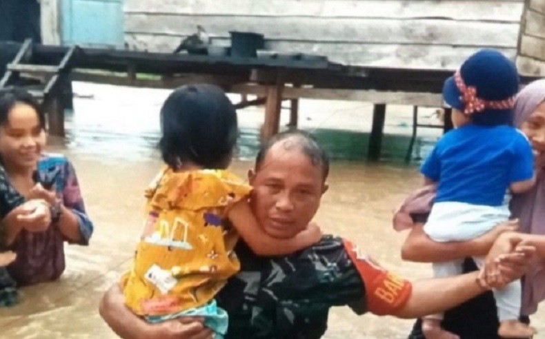 Bertahan di Atas Pohon, Warga Mamuju Terjebak Banjir Dievakuasi Tim SAR