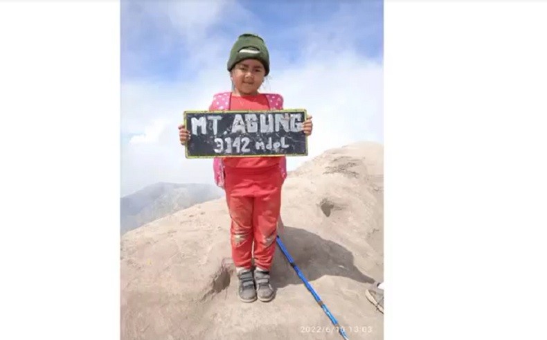 Viral Bocah 6 Tahun Mendaki Gunung Agung di Bali, Sampai Puncak Hanya 6 Jam! 