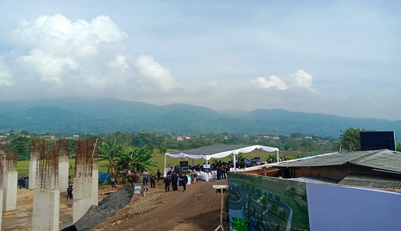 Indahnya Makam Eril, Menghadap Gunung dan Hamparan Sawah yang Mulai Menguning 