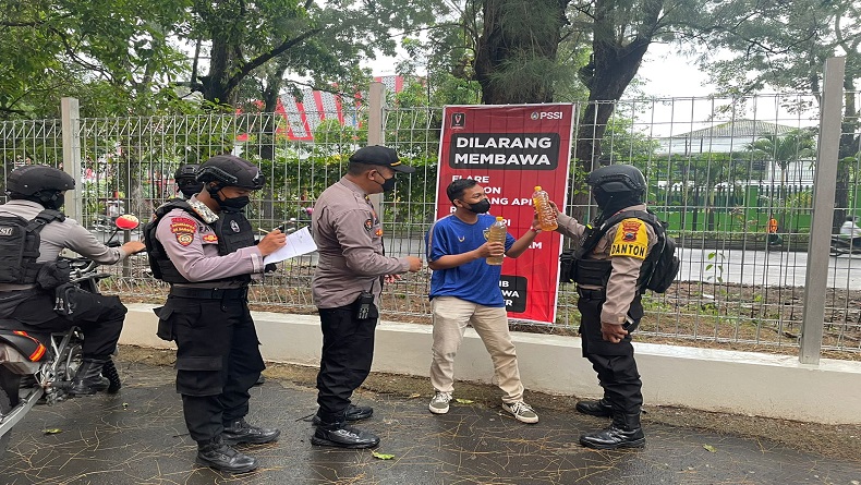Oknum Suporter Kedapatan Bawa Miras di Area Stadion Manahan Solo