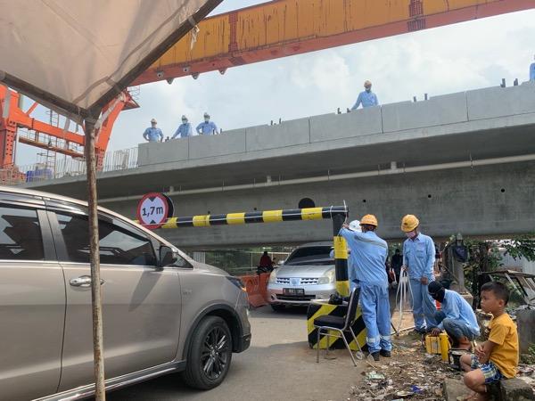 Waduh, Warga Bekasi Masih Ramai Lewati Jembatan Antelope Meski Box Girder Hampir Halangi Jalan