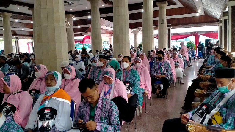 Bahagianya 410 Jamaah Calon Haji asal Indramayu Berangkat ke Tanah Suci