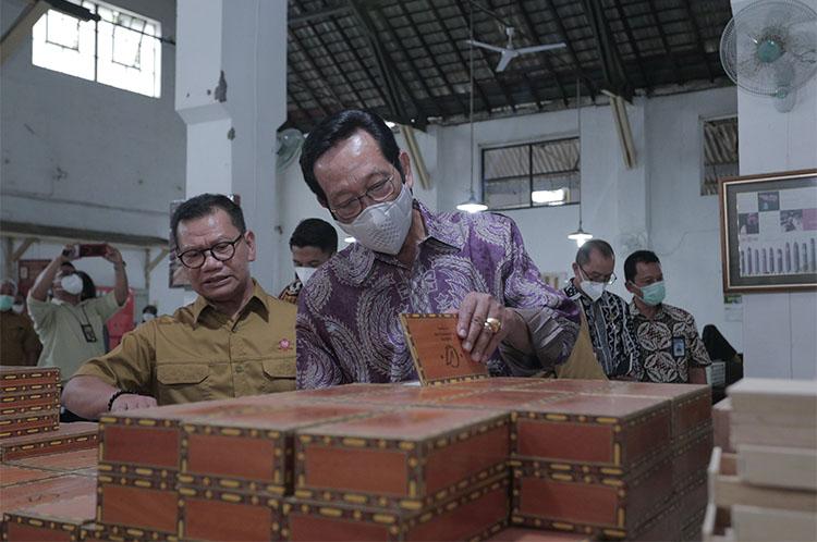 Kunjungi PD Taru Martani, Gubernur Sri Sultan HB X Minta Ada Diversifikasi Produk