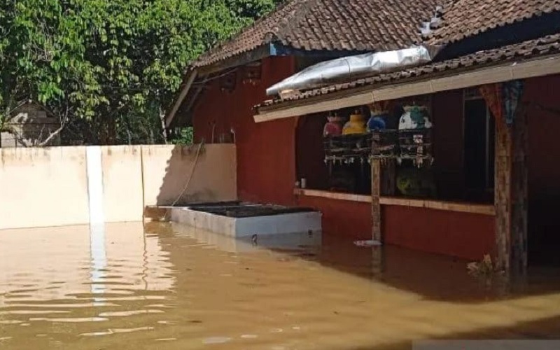 Banjir di Baturaja Timur Tak Kunjung Surut, Damkar Lakukan Penyedotan
