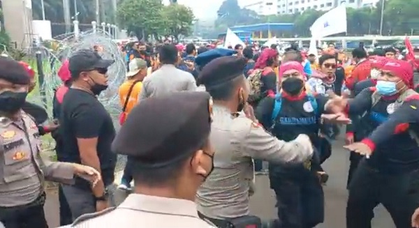 Ribuan Buruh Banjiri Depan DPR, Polisi Alihkan Pengendara ke Jalur Transjakarta