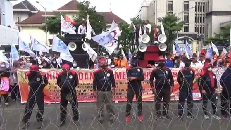 Ratusan Buruh Demo di Depan Kantor Gubernur Jateng, Ini Tuntutannya