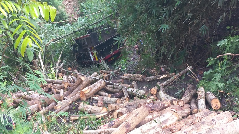 Gegara Lihat Kuntilanak, Sopir Panik hingga Truk Terjun ke Jurang 20 Meter