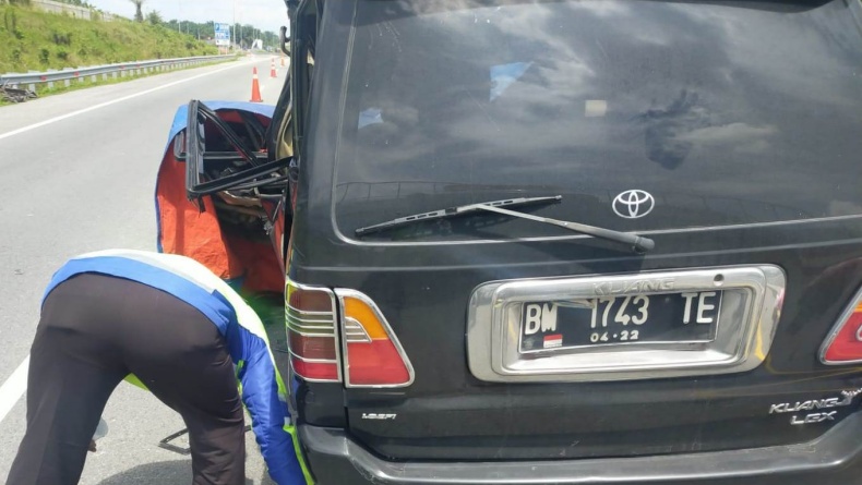 Kijang Sundul Truk Kontainer di Jalan Tol Pekanbaru, 2 Tewas