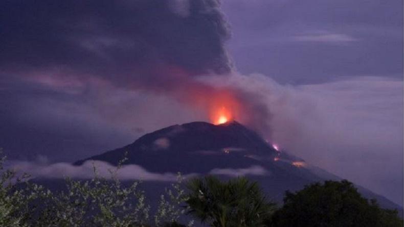 Gunung Ile Lewotolok Erupsi, Kolam Abu Setinggi 1.000 Meter Disertai Suara Gemuruh