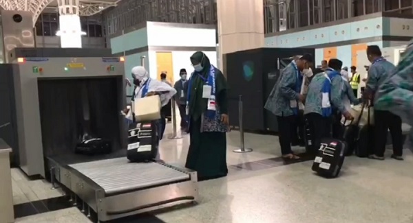 Petugas Bandara Bongkar Koper Jemaah Haji yang Bawa Rokok dan Jamu Berlebihan