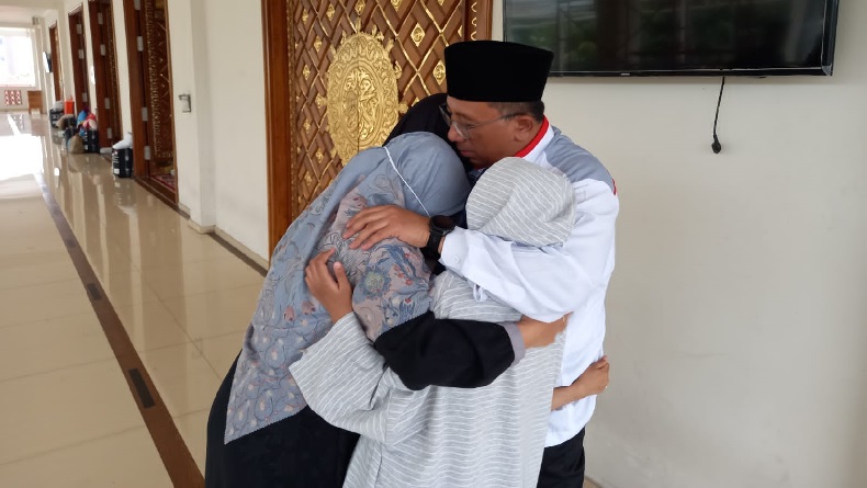 Ketua DPW PKS Jabar Berangkat Haji, Dilepas dengan Peluk dan Tangis Anak-Istri