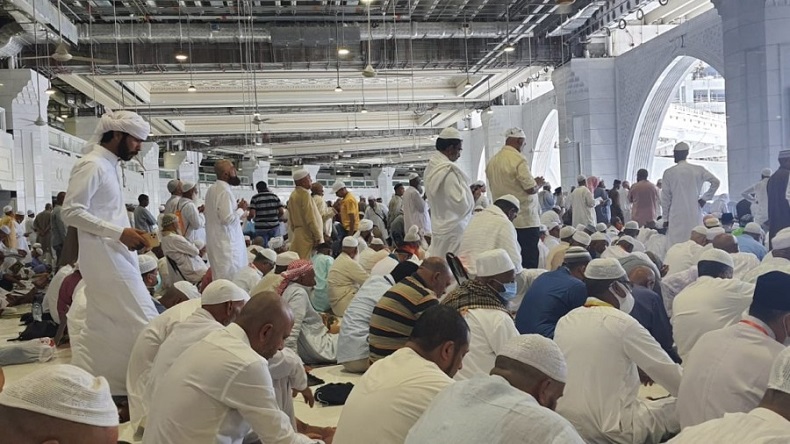 Jemaah Haji Indonesia Terharu Bisa Salat Jumat di Masjidil Haram: Pengalaman Mengesankan