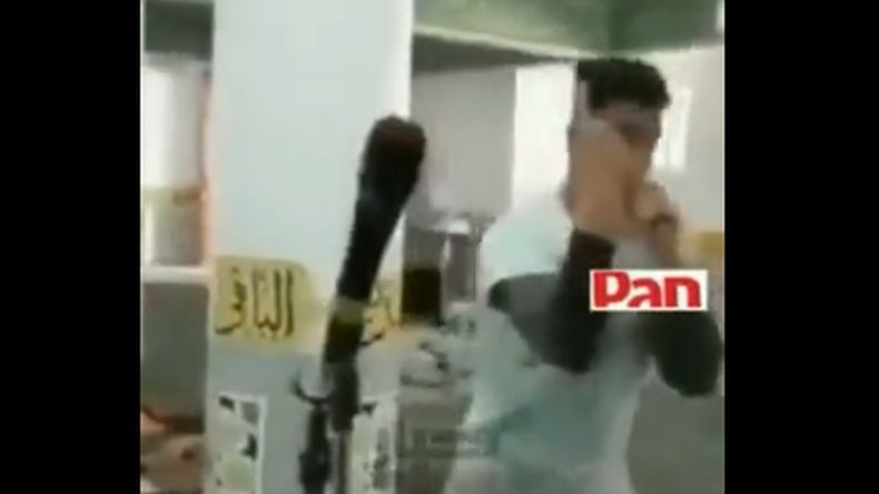 Viral Pria Nyanyi Sambil Dance di Dalam Masjid demi Konten, Netizen Murka