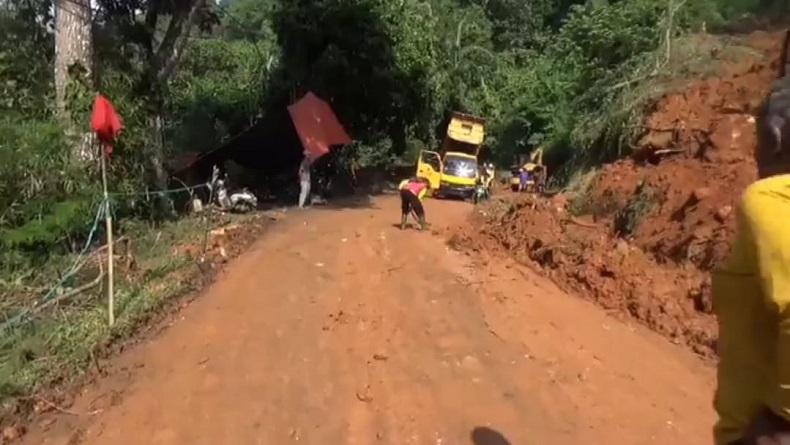 Pascajalan Ambles di Cianjur, Dinas PUPR Jabar Papas Tebing untuk Buat Jalur Baru