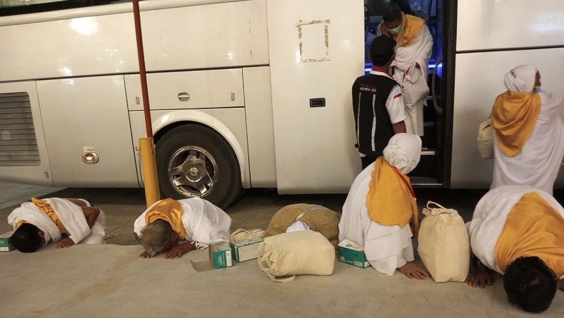 Terharu dan Bahagia, Jemaah Haji Gelombang II Sujud Syukur saat Tiba di Makkah