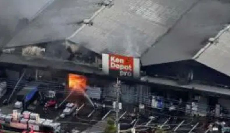 Stres dengan Pekerjaan, Pria Ini Bakar Toko Material Tempat Kerja