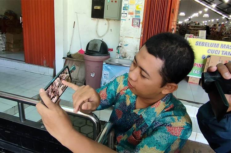 Viral, Emak-Emak Berhijab Curi Helm di Parkiran Swalayan 