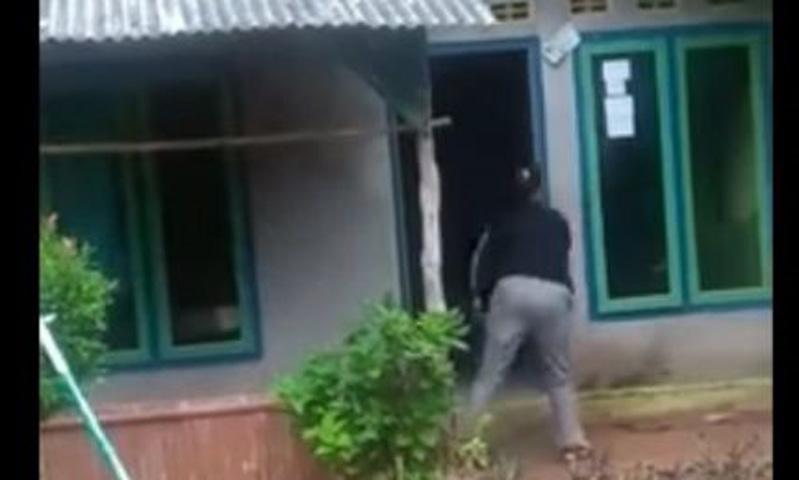  Viral Perempuan di Kebumen Ngamuk Hancurkan Rumah, Ternyata Ini Penyebabnya