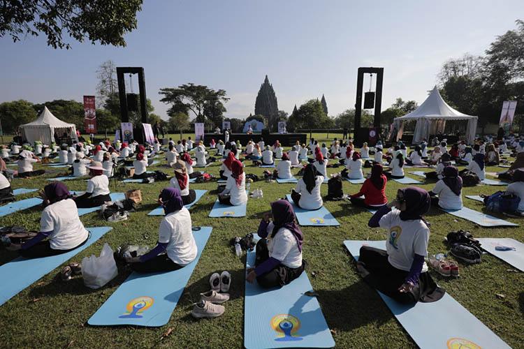 Diikuti 1.000 Peserta, Kedutaan India Gelar Yoga Bersama di Candi Prambanan