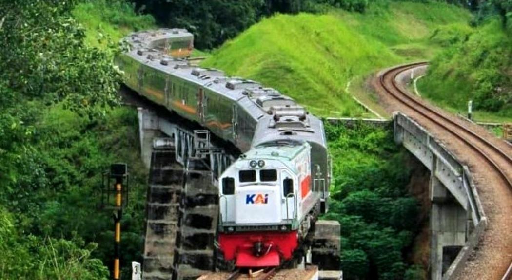Kereta Api dengan Rute Terjauh di Indonesia, Nomor 1 Lintasi Seluruh Pulau Jawa Sepanjang 945 Km